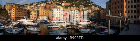 Panoramablick über den kleinen Hafen Camogli, italienische Riviera, Ligurien, Italien Stockfoto