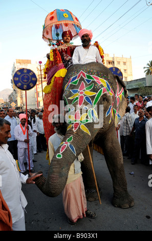 Religiöse Prozession Elefant & Mahout Indien Stockfoto