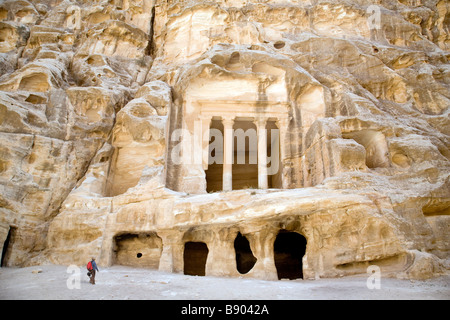 Ein Tourist schaut den Tempel Little Petra, Jordanien Stockfoto