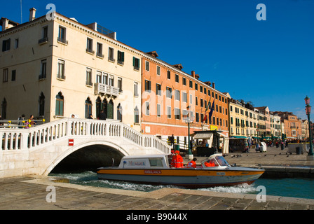 Boot-Ambulanz am Kanal Rio della Pietà und Strandpromenade der Riva Degli Schiavoni in Venedig Italien Europa Stockfoto