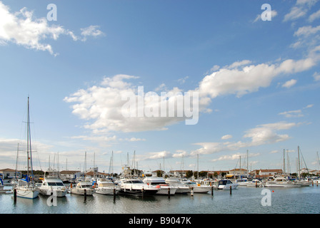 Boote in einem kleinen Hafen, St. Maries De La Mer, Frankreich Stockfoto