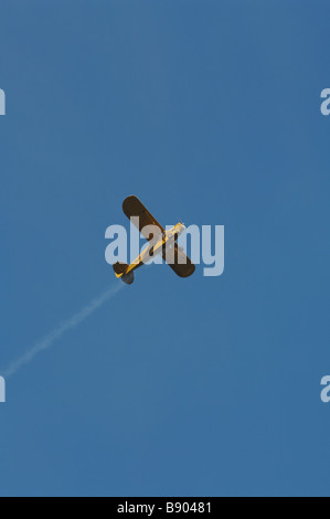 Stunt pilot flying Piper Cub auf Rhinebeck Aerodrome, historischen Hudson Valley Stockfoto