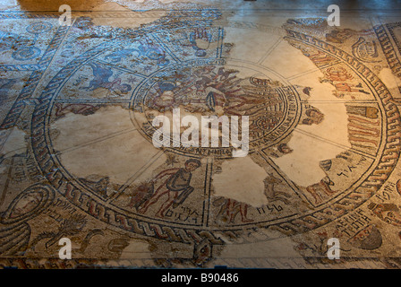 Bunte Sternzeichen Mosaik Wiederaufbau in vor kurzem ausgegrabene jüdische Synagoge von Zippori oder Sepphoris Lehrhäuser antiken Stadt Stockfoto