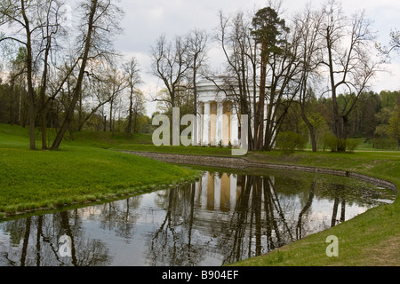 Das State Museum-Reserve "Pawlowsk" - eine Sommerresidenz des russischen Zaren Paul I und seiner Familie. Pawlowsk Park. Tempel des Stockfoto