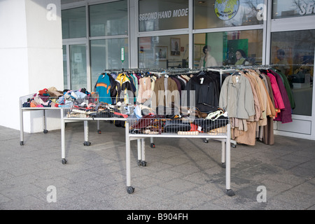 Second Hand Kleidung außerhalb eines Ladens in Berlin Stockfoto