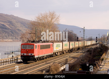 DB Klasse 155 elektrische Lokomotive Nr. 155 247-0 mit einer intermodalen Güterverkehr in Oberwesel Stockfoto