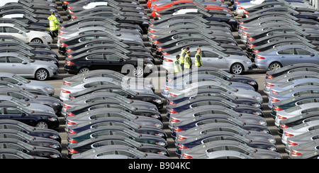 EIN ARBEITER GEHT UNTER DEN BRANDNEUEN JAGUAR AUTOS AN FIRMEN AUTOFABRIK IN CASTLE BROMWICH, BIRMINGHAM, VEREINIGTES KÖNIGREICH. Stockfoto