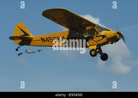 Stunt pilot fliegen Piper Cub auf historischen Rhinebeck Aerodrome, Hudson Valley Stockfoto