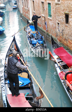 Verkehr in venezianischen Kanal Stockfoto