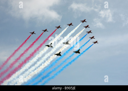 Die RAF rote Pfeile fliegen in Formation mit vier Tornados Stockfoto