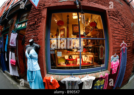 Ein Geschäft in Fan Tan Alley in Victorias Chinatown in British Columbia, Kanada. Stockfoto