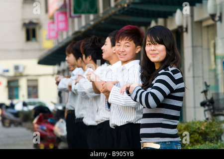 Am frühen Morgen Übung für das Personal von einem Friseur. Stockfoto