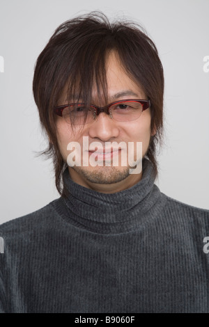 Porträt eines Mitte erwachsenen Mannes in Rollkragen Stockfoto