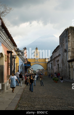 Calle del Arco oder 5a Avenida Norte, ist die Straße mit dem Wahrzeichen Torbogen Arco de Santa Catalina, Antigua Guatemala Stockfoto