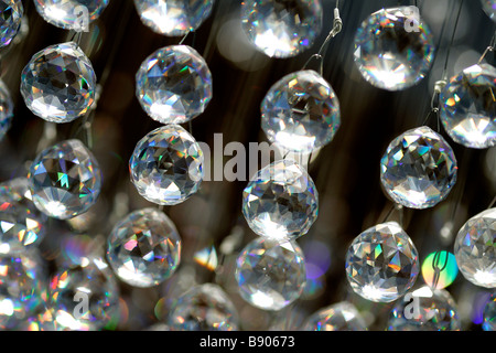 Decke Kronleuchter Kristall-Glaskugeln Licht leuchten Beleuchtung Glanz glänzendes Glas Kristall Textur Hintergrund Tier Stockfoto