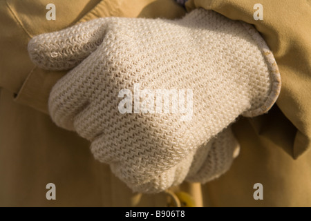 Hände der Frau in wollene Handschuhe Stockfoto