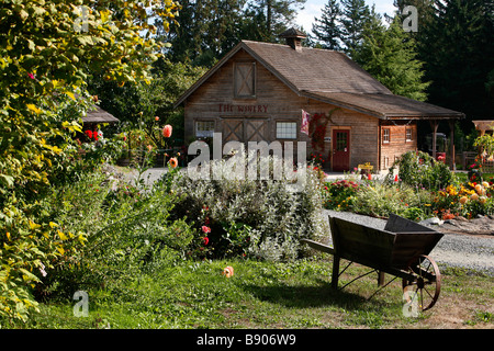 Weinkellerei und Schubkarre auf dem Starling Lane Weingut auf der Saanich-Halbinsel in der Nähe von Victoria, British Columbia, Kanada. Stockfoto