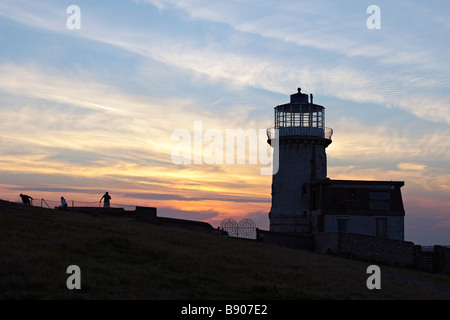 Belle Tout Leuchtturm in Silhouette bei Sonnenuntergang oben auf den Klippen von Beachy Head in der Nähe von Eastbourne angesehen. Stockfoto