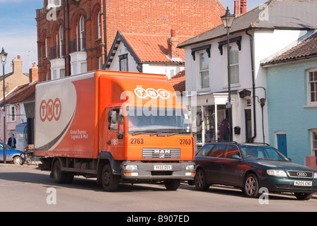 Ein TNT Kurier Lieferung LKW Fahrzeug liefern Pakete bei der Arbeit in einer uk-Straße Stockfoto
