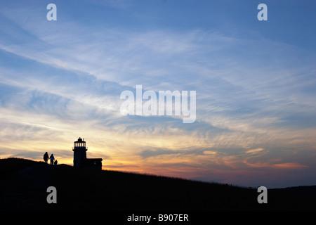 Belle Tout Leuchtturm in Silhouette bei Sonnenuntergang oben auf den Klippen von Beachy Head in der Nähe von Eastbourne angesehen. Stockfoto