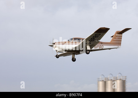 Piper PA-28RT-201T Turbo Cherokee Arrow IV G-BPBO im Endanflug auf Sandtoft Flugplatz landen Stockfoto