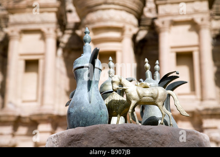 Souvenirs zum Verkauf an Touristen vor dem Kloster, Petra, Jordanien Stockfoto