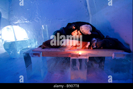 Paar setzt sich in Schlafsäcken, Eishotel, Québec Stockfoto