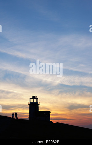 Belle Tout Leuchtturm in Silhouette bei Sonnenuntergang oben auf den Klippen von Beachy Head in der Nähe von Eastbourne angesehen. Stockfoto