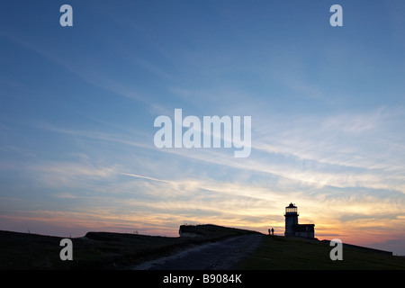 Belle Tout Leuchtturm in Silhouette bei Sonnenuntergang oben auf den Klippen von Beachy Head in der Nähe von Eastbourne angesehen. Stockfoto