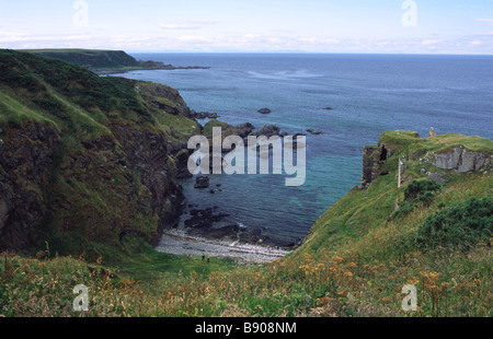 Küstenpfad mit abgeschiedenem Strand und Ruinen von Findlater Castle auf einem grasbewachsenen Felsvorsprung über dem Moray Firth North East Scotland Stockfoto