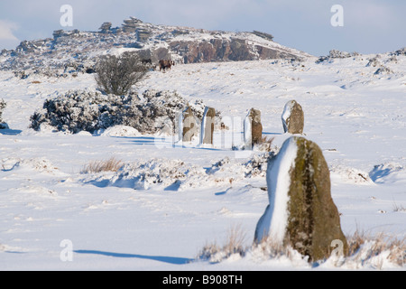 Die Hurlers stone Circle auf Bodmin Moor im Schnee mit Cheesewring im Hintergrund Stockfoto