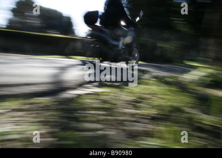 Person Motorroller moped auf ländliche Straße Stockfoto