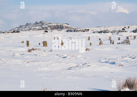 Die Hurlers stone Circle auf Bodmin Moor im Schnee mit Cheesewring im Hintergrund Stockfoto