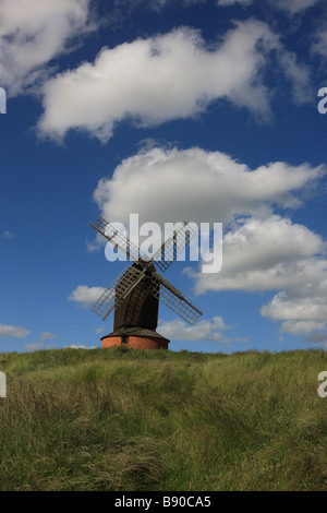 Brill-Windmühle ist ein schönes Beispiel für eine Postmill und eine der ältesten im Land auf einem Hügel im Dorf Buckinghamshire Stockfoto