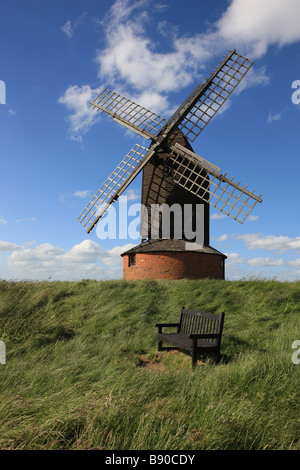 Brill-Windmühle ist ein schönes Beispiel für eine Postmill und eine der ältesten im Land auf einem Hügel im Dorf Buckinghamshire Stockfoto