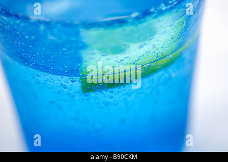 Wasser in ein blaues Glas Nahaufnahme. Stockfoto