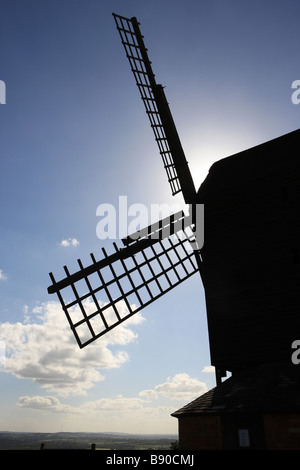 Brill-Windmühle ist ein schönes Beispiel für eine Postmill und eine der ältesten im Land auf einem Hügel im Dorf Buckinghamshire Stockfoto