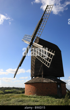 Brill-Windmühle ist ein schönes Beispiel für eine Postmill und eine der ältesten im Land auf einem Hügel im Dorf Buckinghamshire Stockfoto