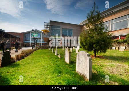 St. Stephens Friedhof mit Blick auf Chapelfield Einkaufszentrum Norwich UK Stockfoto
