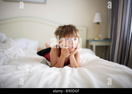 Ein Junge in einem Bett Schweden liegen. Stockfoto