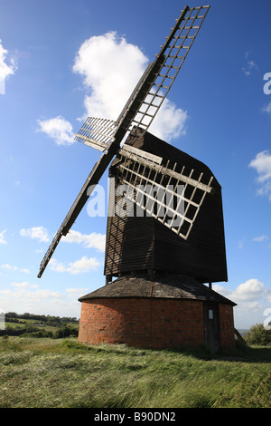 Brill-Windmühle ist ein schönes Beispiel für eine Postmill und eine der ältesten im Land auf einem Hügel im Dorf Buckinghamshire Stockfoto