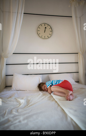 Ein Junge, schlafen in einem Bett Griechenland. Stockfoto