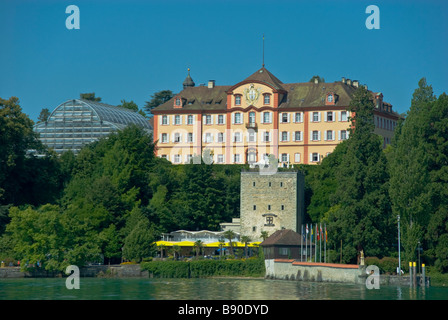 Blick auf den See des Schlosses in Mainau Insel See Bodensee Baden-Württemberg Deutschland | Blick von der Seeseite Auf Das Schloss Mainau Stockfoto