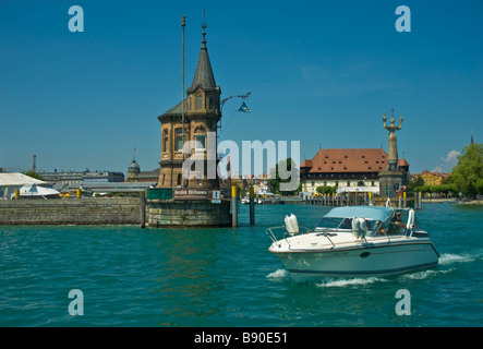 Boot an der Hafeneinfahrt von Konstanz, Lake Constance Germany | Hafeneinfahrt Mit Boot bin Yachthafen Konstanz Bodensee Deutschland Stockfoto