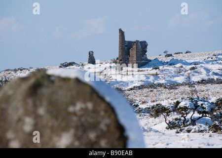 Zinnmine auf Bodmin Moor im Schnee gesehen von der Hurlers Stone Circle Stockfoto