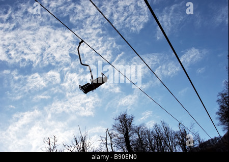 leere Sessellift am Himmelshintergrund Stockfoto