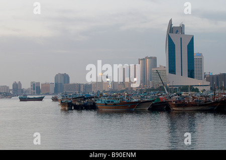 Deira City Skyline bei Dämmerung, Dubai, Vereinigte Arabische Emirate Stockfoto