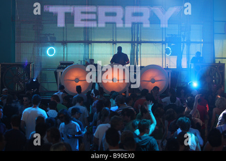 Live-Auftritt von DJ Todd Terry Tomorrowland 2008 am Erholungsgebiet De Schorre Boom in Belgien Stockfoto