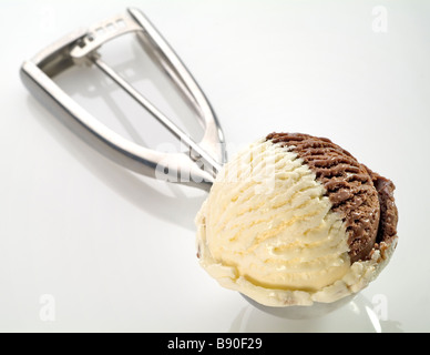 Vanille- und Schokoladeneis noch auf einer Kugel Stockfoto