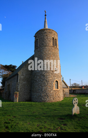 Die Kirche St Mary Jungfrau im Titchwell an der North Norfolk-Küste. Stockfoto